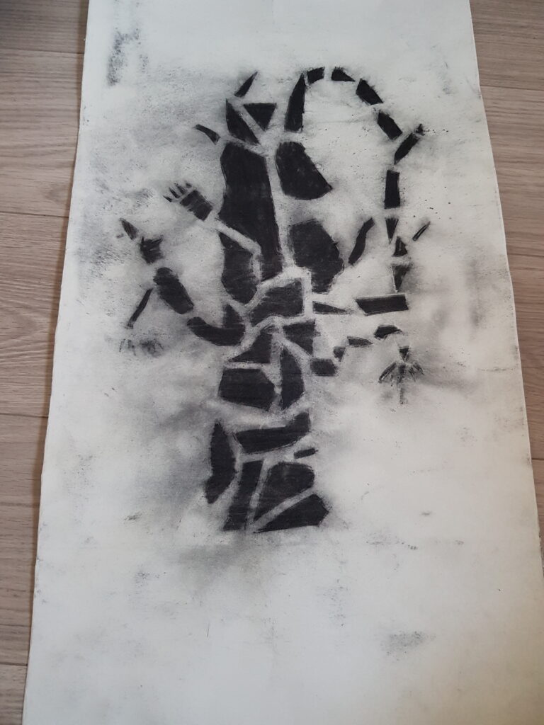 Abstracte boom getekend met houtskool en een stencil