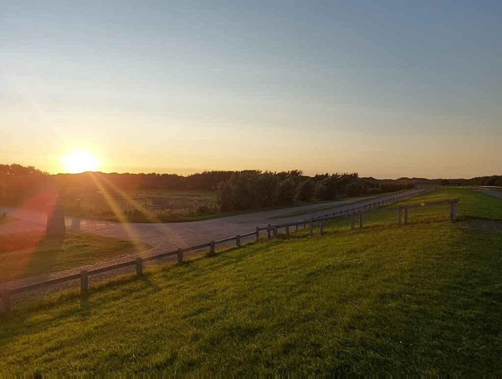 Foto van een zonsondergang op een dijk