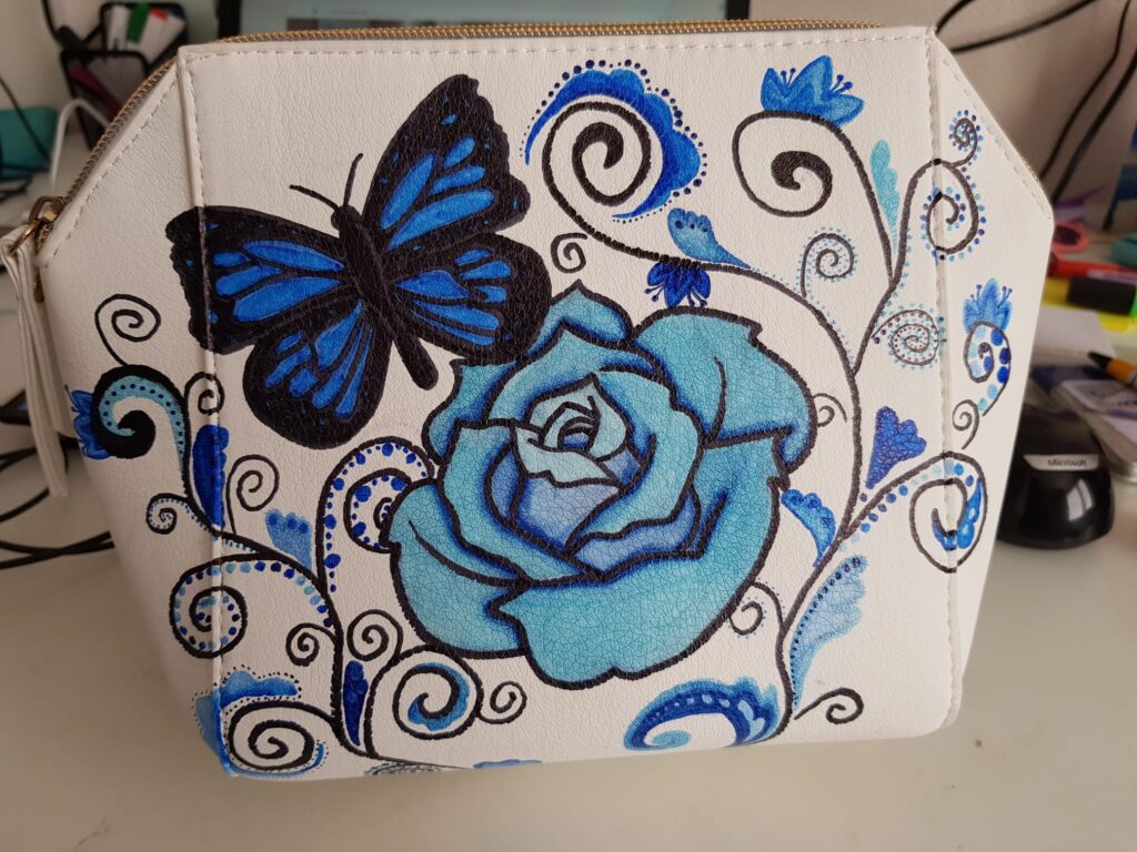 Bloem getekend met markers op een etui