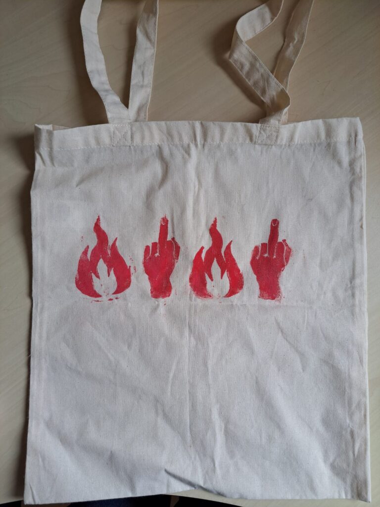 Lino gedrukt op een tas